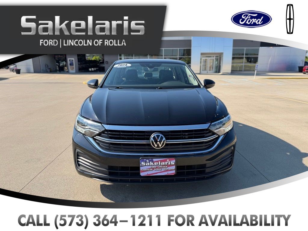 Used 2024 Volkswagen Jetta SE FWD image 2