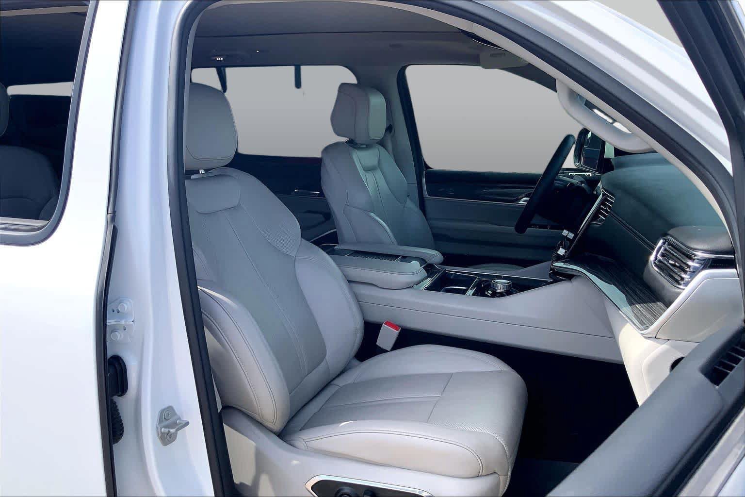 Used 2022 Jeep Wagoneer Series III w/ Premium Group I RWD image 9