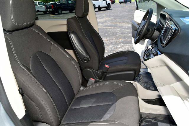 Used 2022 Chrysler Voyager LX FWD image 28