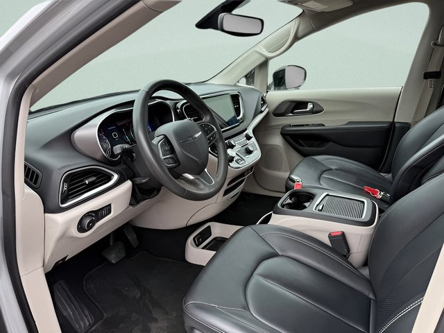 Used 2024 Chrysler Pacifica Touring-L FWD image 4