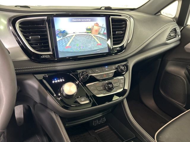 Used 2025 Chrysler Pacifica Limited FWD image 12