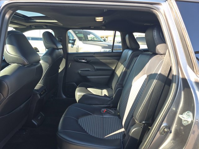 Used 2023 Toyota Highlander XSE FWD image 15