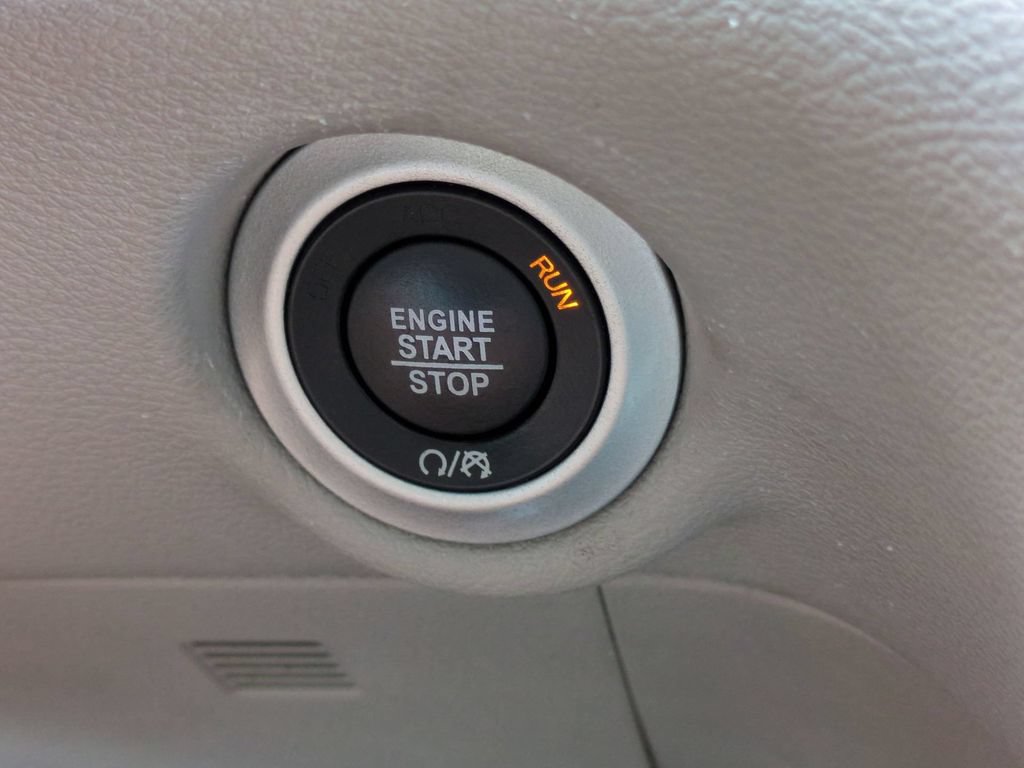 Used 2023 Chrysler Pacifica Touring-L FWD image 31