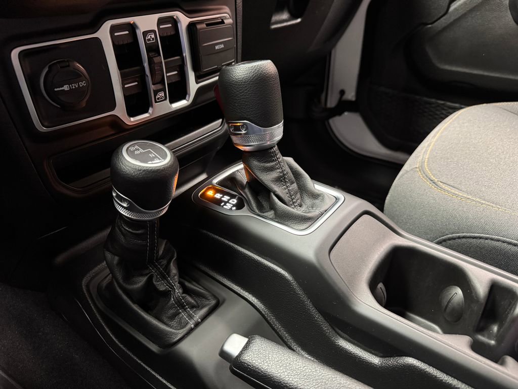 Used 2025 Jeep Gladiator Sport AWD/4WD image 19