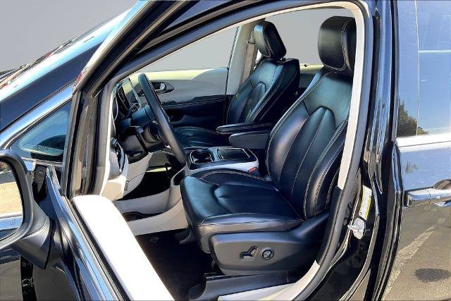 Used 2023 Chrysler Pacifica Touring-L FWD image 24