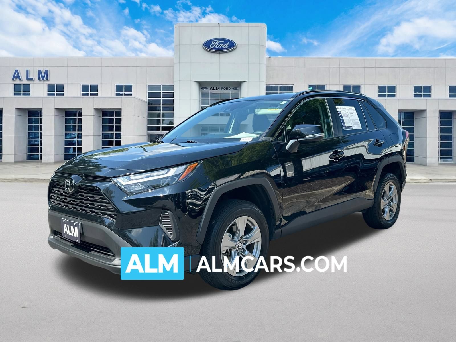 Used 2025 Toyota RAV4 XLE FWD image 1