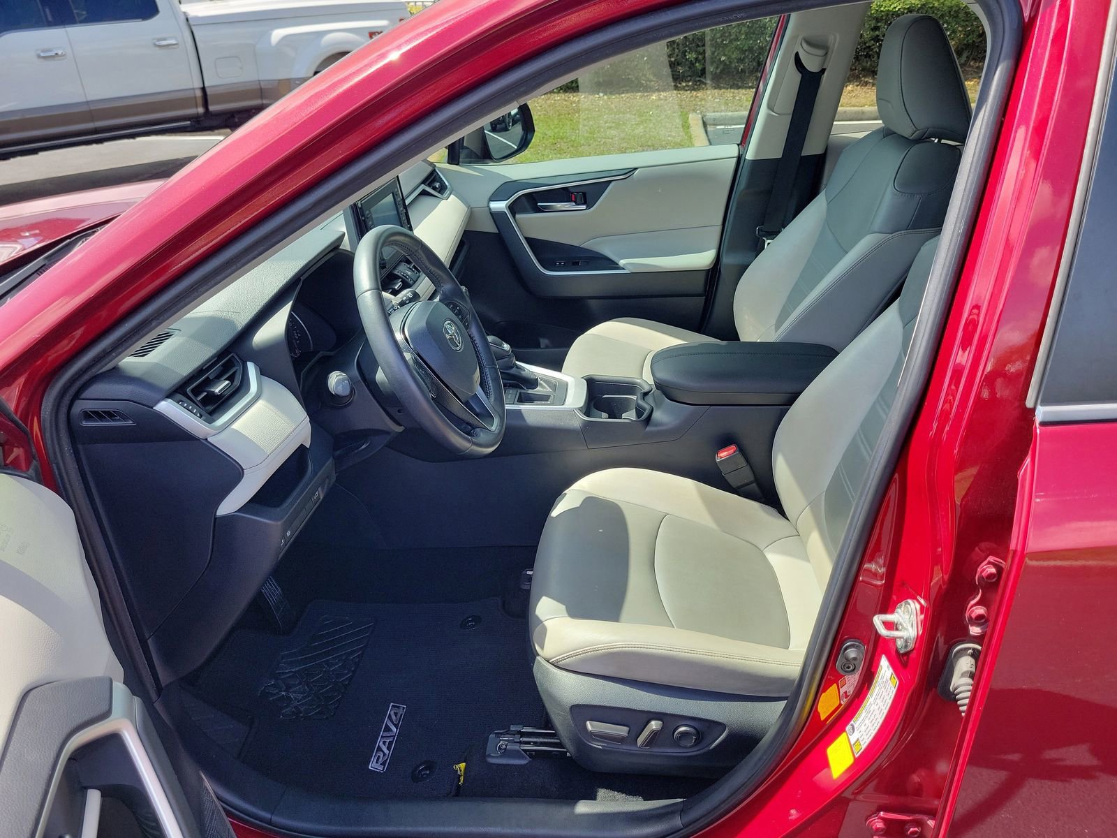 Used 2019 Toyota RAV4 XLE Premium FWD image 18