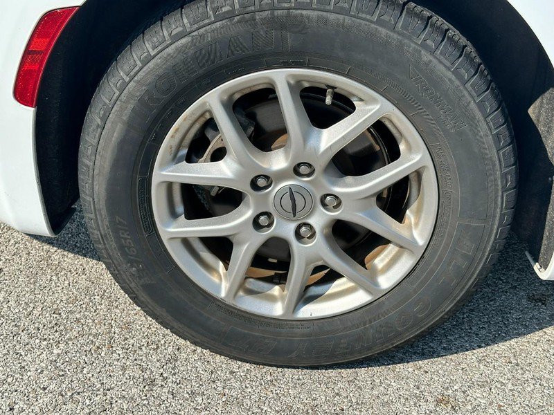 Used 2024 Chrysler Pacifica Touring-L FWD image 7