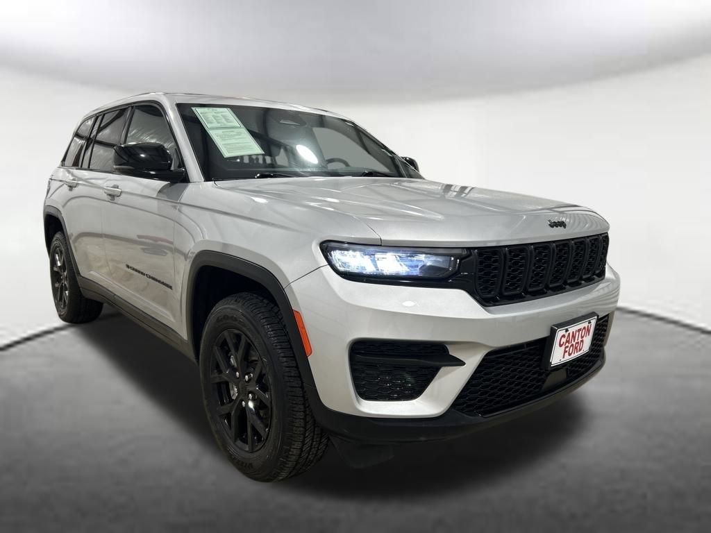 Used 2024 Jeep Grand Cherokee Altitude image 7