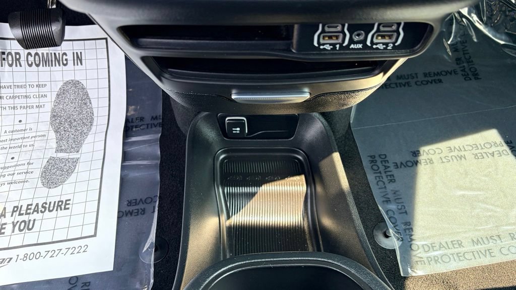 Used 2025 Chrysler Pacifica Select FWD image 11