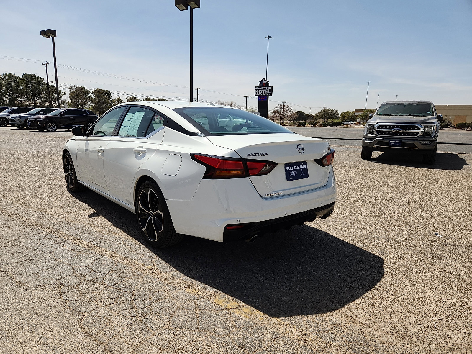 Used 2024 Nissan Altima 2.5 SR image 3