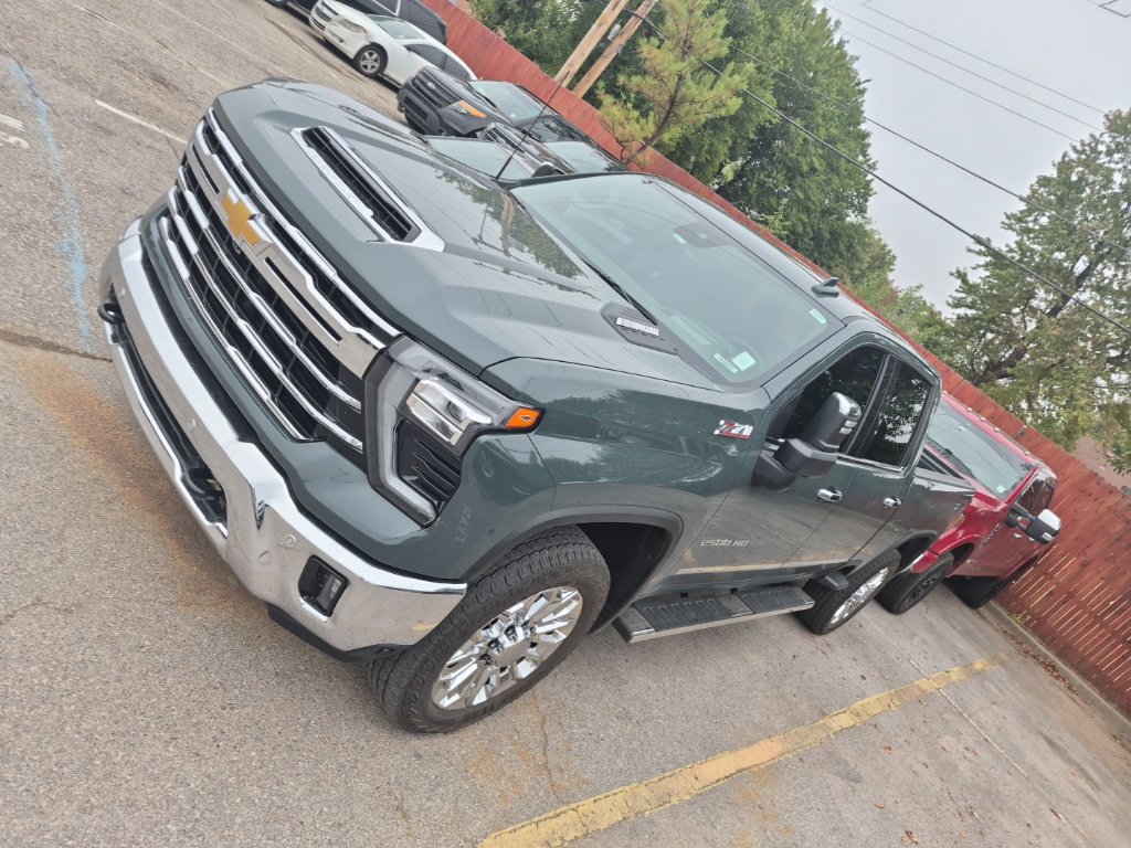 Used 2026 Chevrolet Silverado 2500 LTZ w/ LTZ Premium Package AWD/4WD image 3