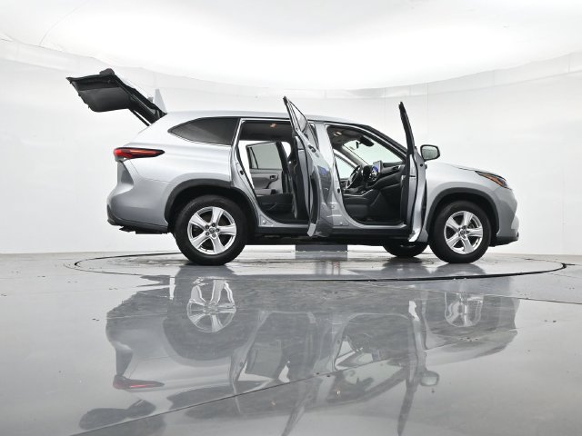 Used 2025 Toyota Highlander LE FWD image 50