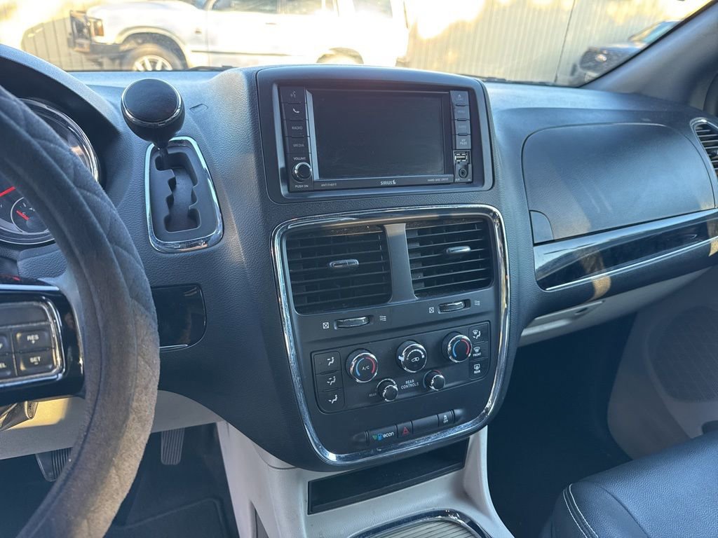 Used 2019 Dodge Grand Caravan SXT image 12