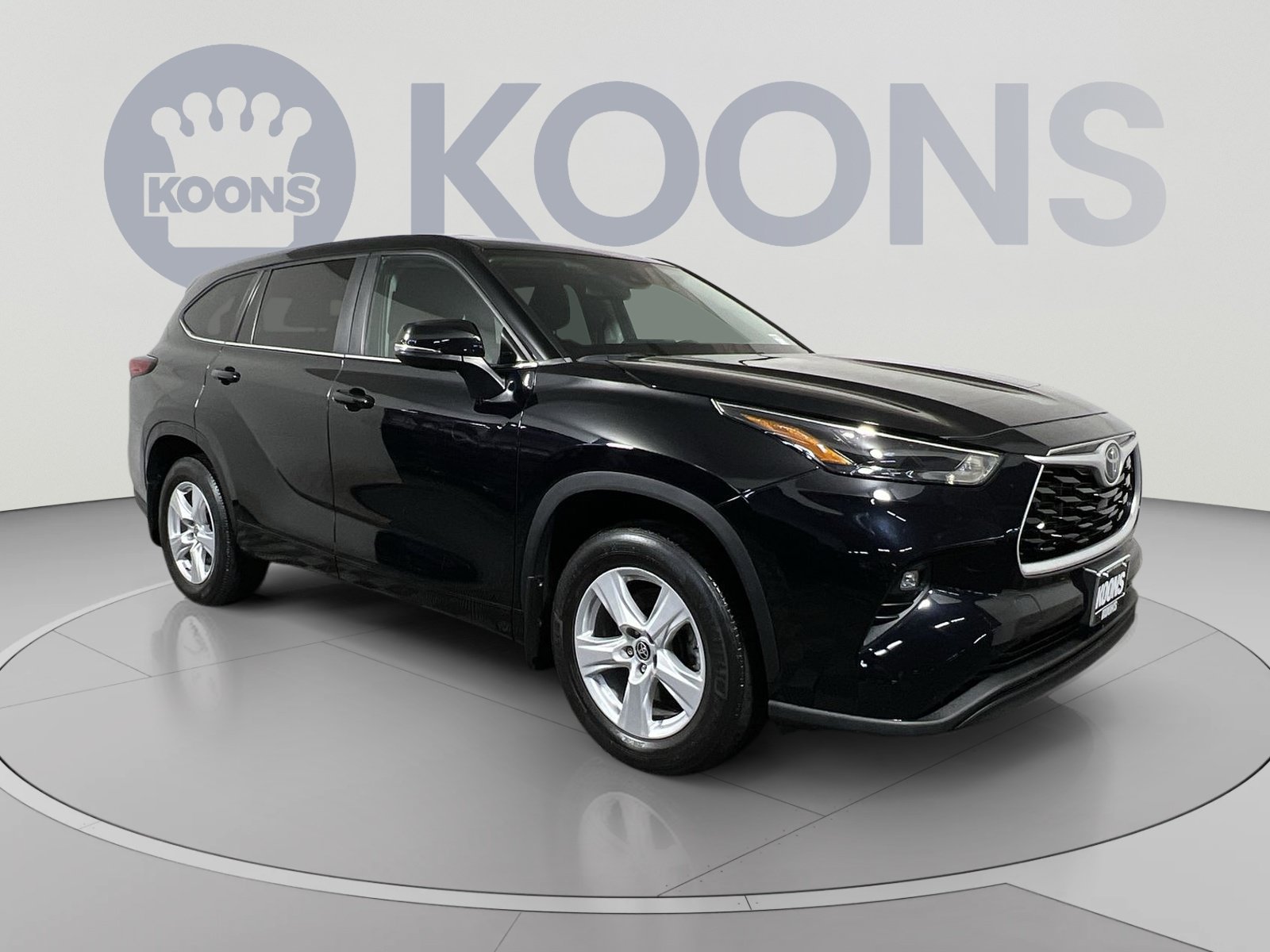 Used 2023 Toyota Highlander LE AWD/4WD image 2