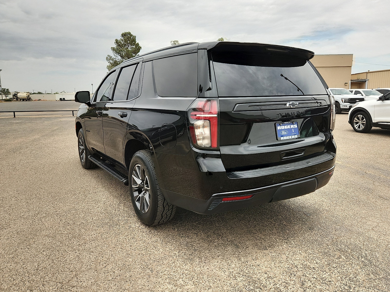 Used 2024 Chevrolet Tahoe Z71 w/ Luxury Package AWD/4WD image 5