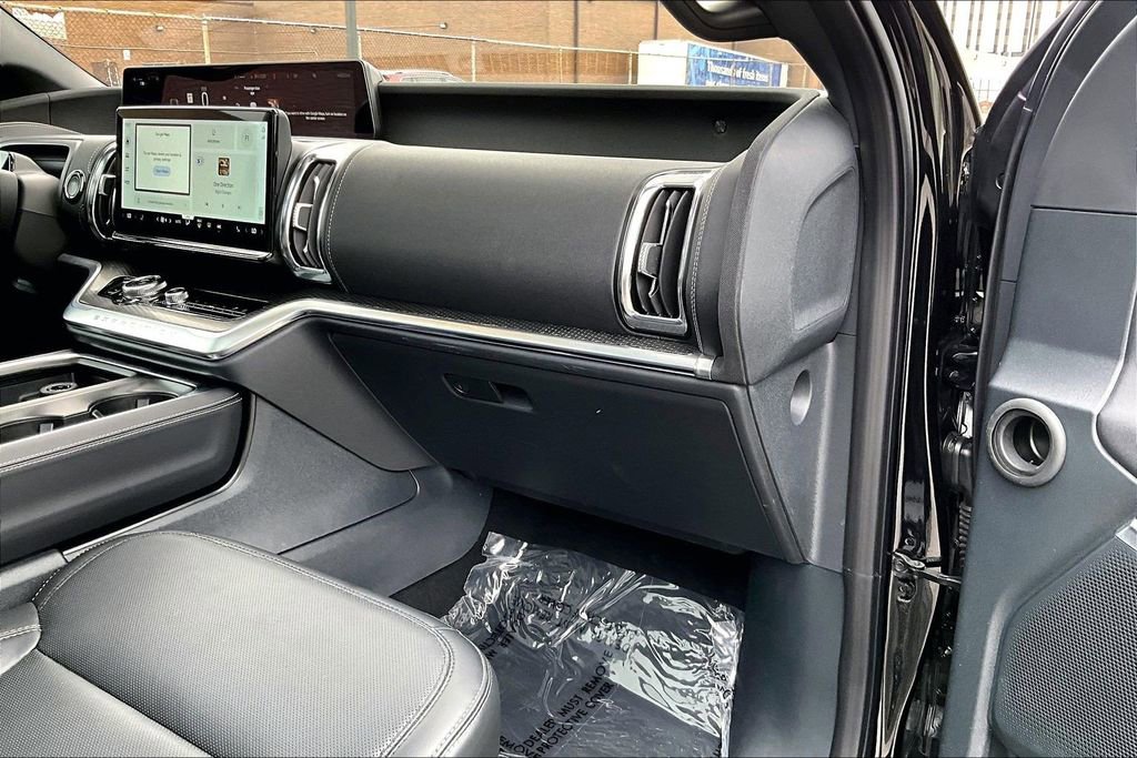 Certified 2025 Ford Expedition Platinum w/ Stealth Appearance Package AWD/4WD image 15