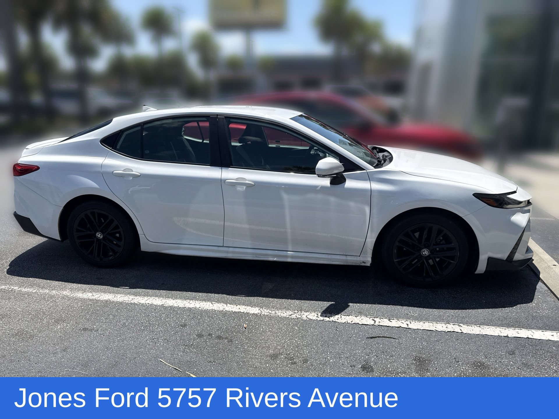 Used 2025 Toyota Camry SE FWD image 3
