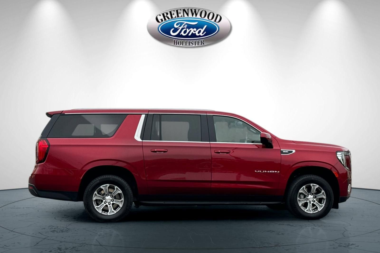 Used 2024 GMC Yukon XL SLE image 3