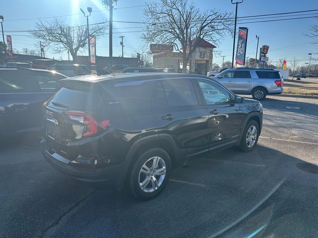 Used 2024 GMC Terrain SLE image 2