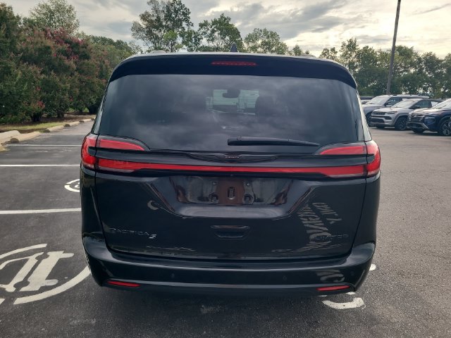 Used 2025 Chrysler Pacifica Limited FWD image 6