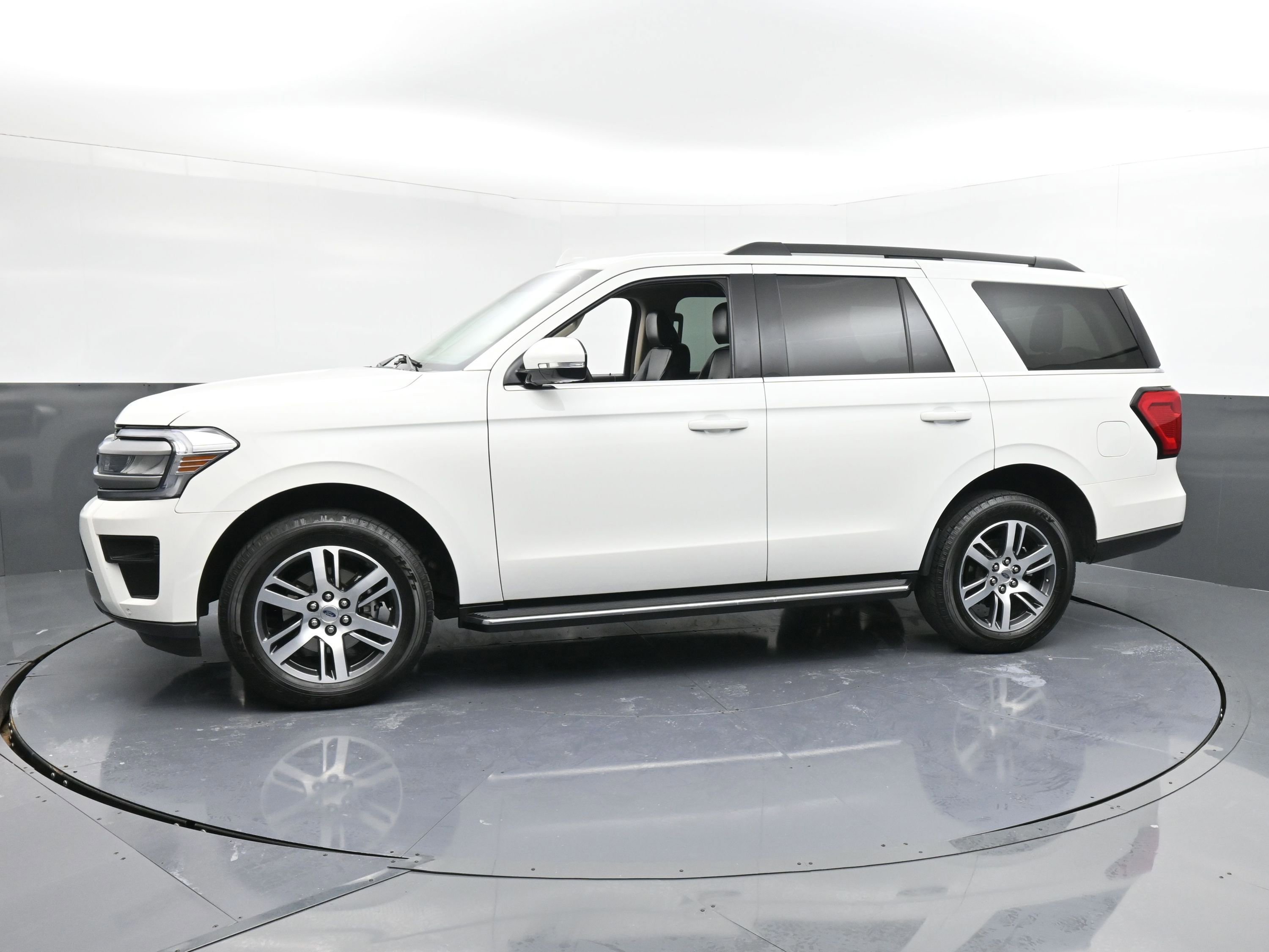 Certified 2022 Ford Expedition XLT image 5