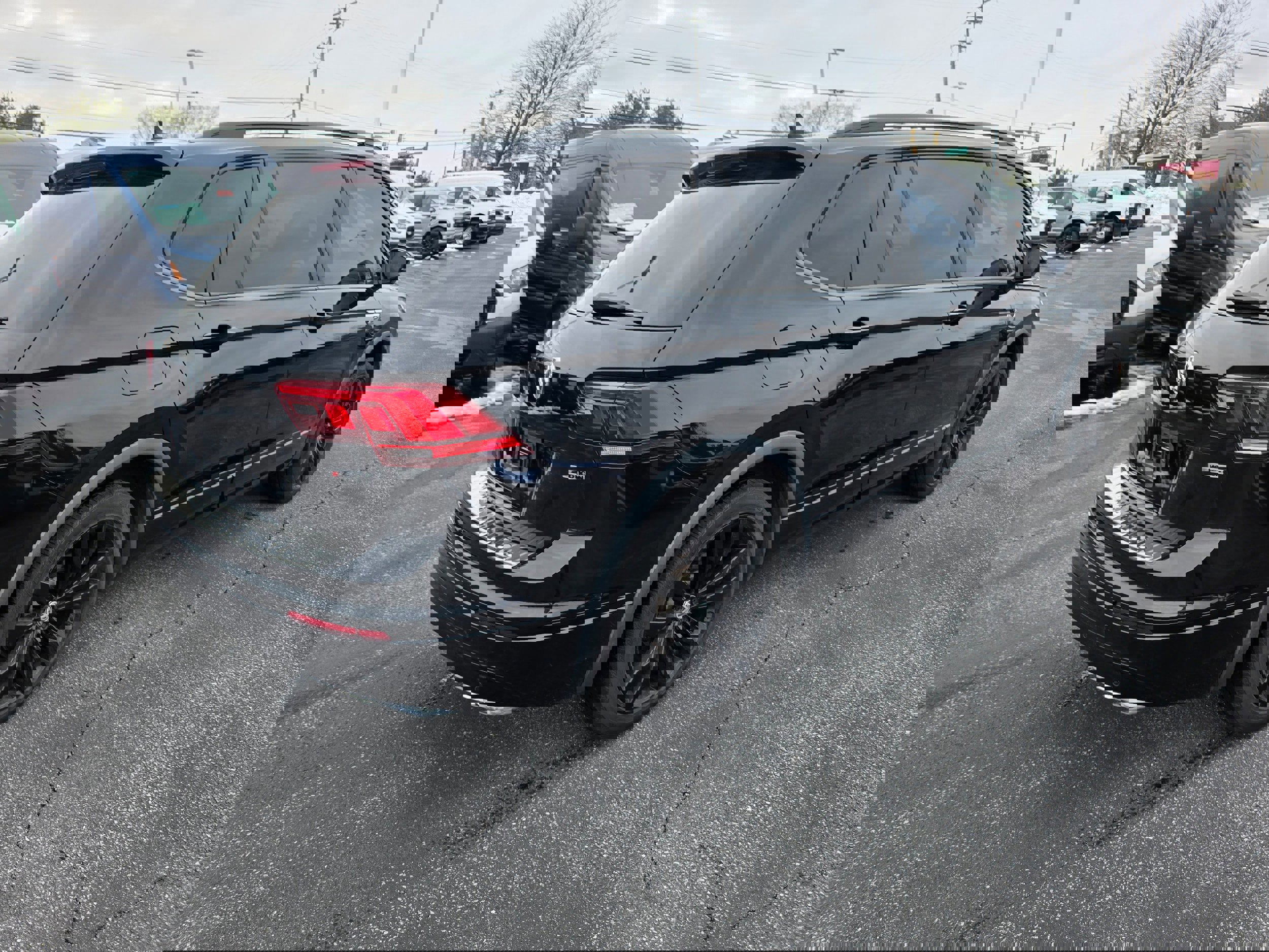 Used 2021 Volkswagen Tiguan SE R-Line image 3