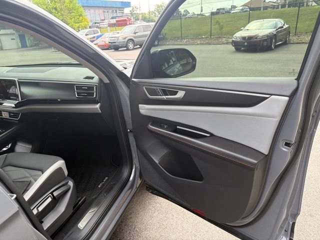 Used 2024 Volkswagen Atlas Peak Edition SE AWD/4WD image 30