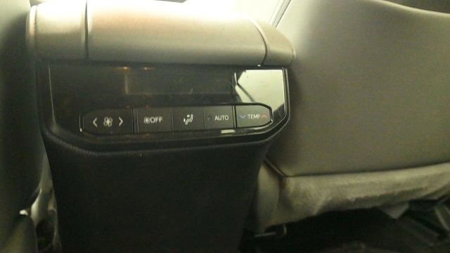 Used 2023 Toyota Highlander XLE AWD/4WD image 11