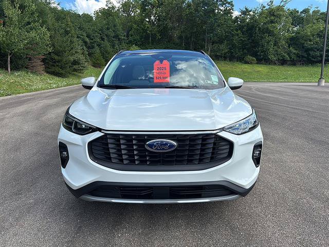 Certified 2025 Ford Escape Platinum w/ Class II Trailer Tow Package AWD/4WD image 7