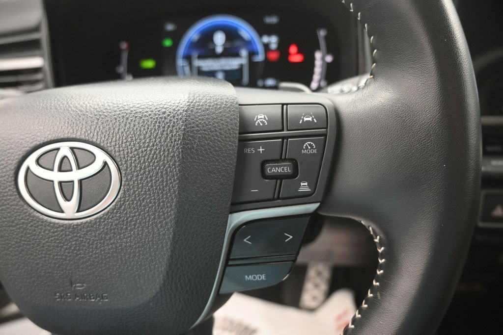Used 2025 Toyota Camry SE FWD image 7