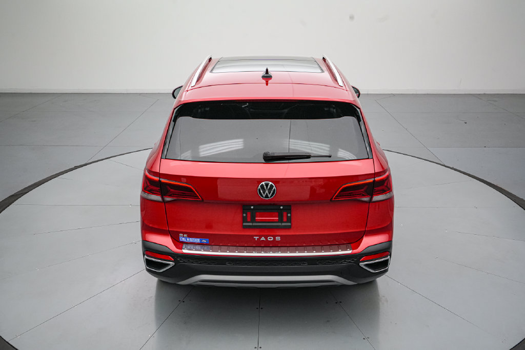 Used 2023 Volkswagen Taos SE w/ Panoramic Sunroof Package FWD image 5
