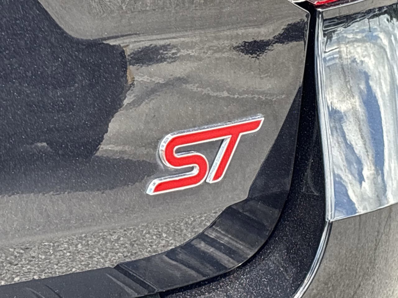 Certified 2022 Ford Explorer ST w/ ST Street Pack image 16