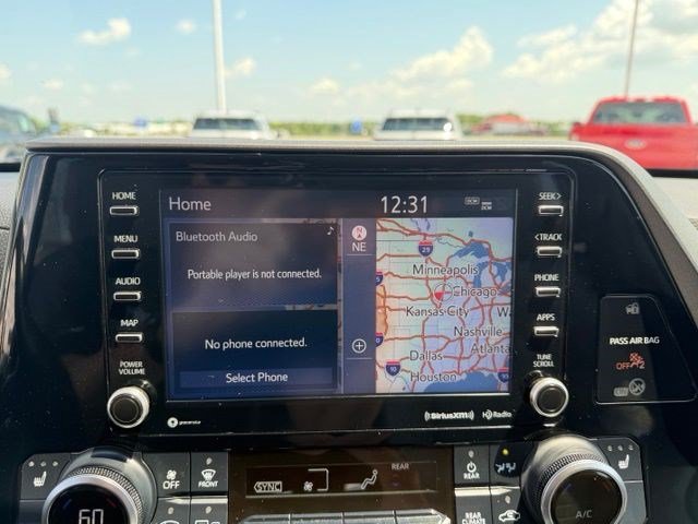 Used 2022 Toyota Highlander XLE AWD/4WD image 22