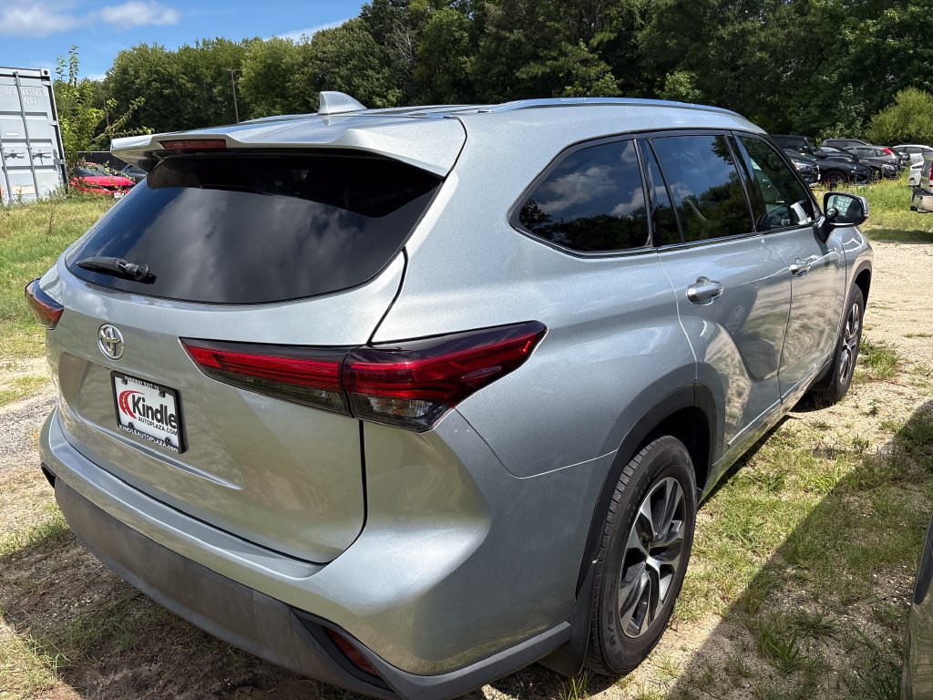 Used 2021 Toyota Highlander XLE AWD/4WD image 15