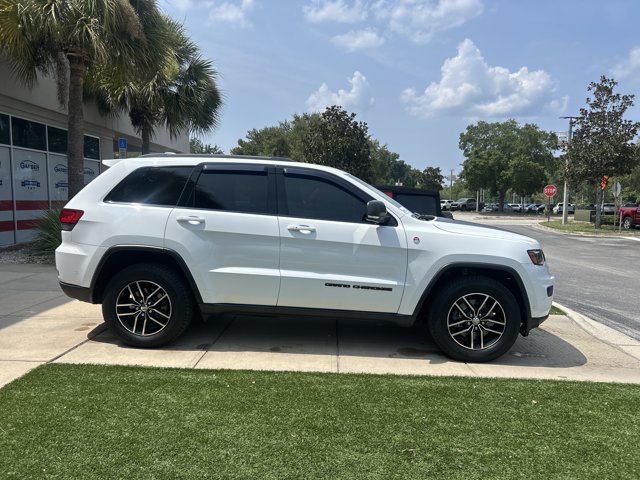 Used 2017 Jeep Grand Cherokee Trailhawk w/ Trailhawk Luxury Group AWD/4WD image 4