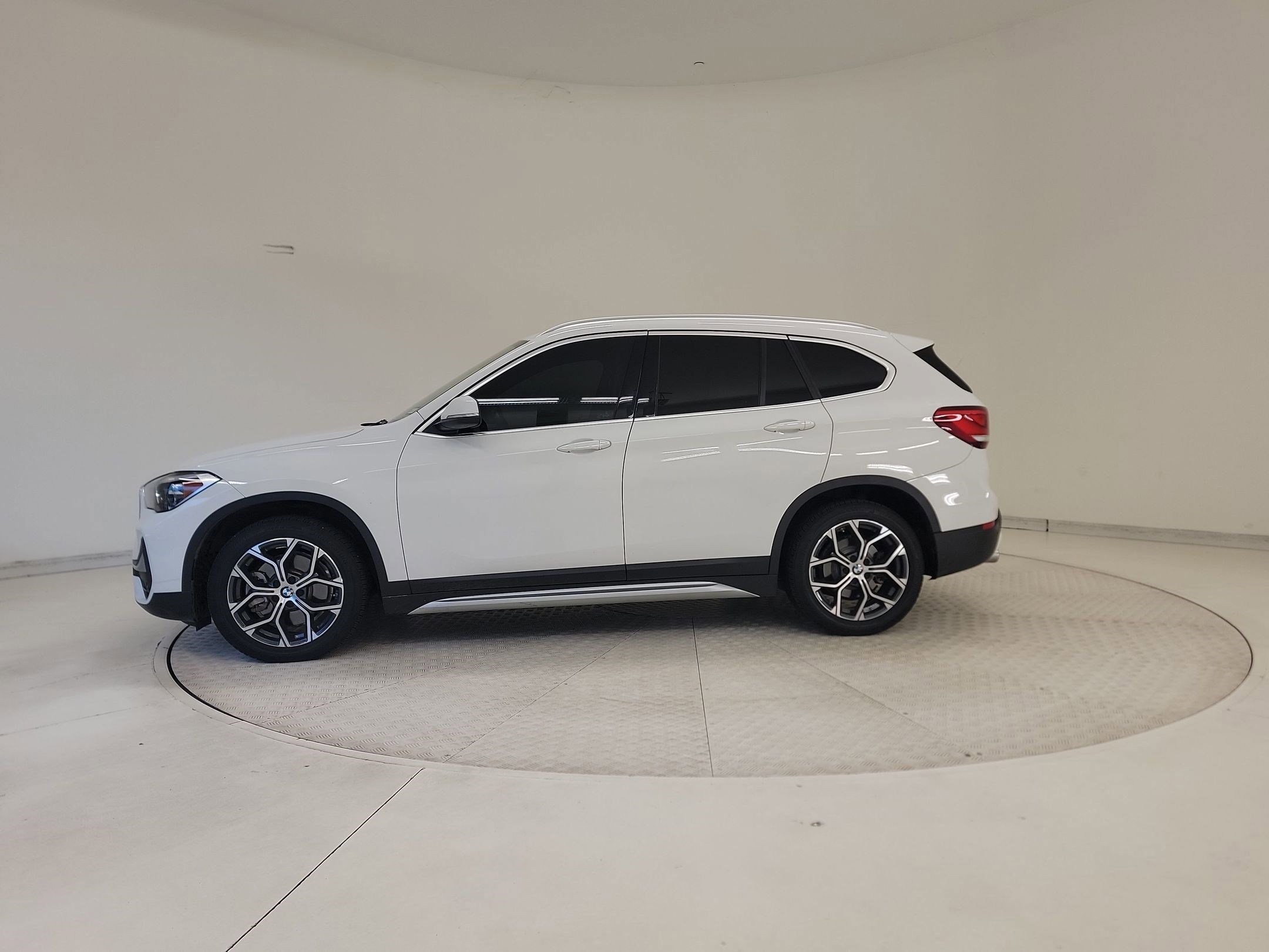 Used 2021 BMW X1 xDrive28i w/ Premium Package image 2