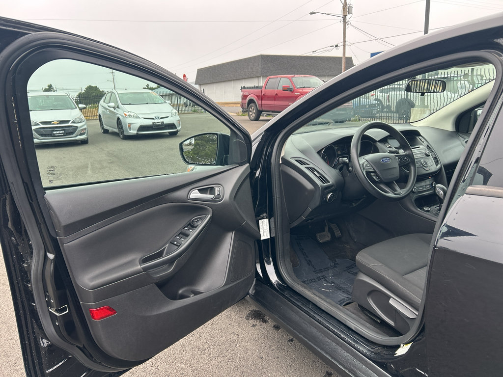 Certified 2017 Ford Focus SE FWD image 12