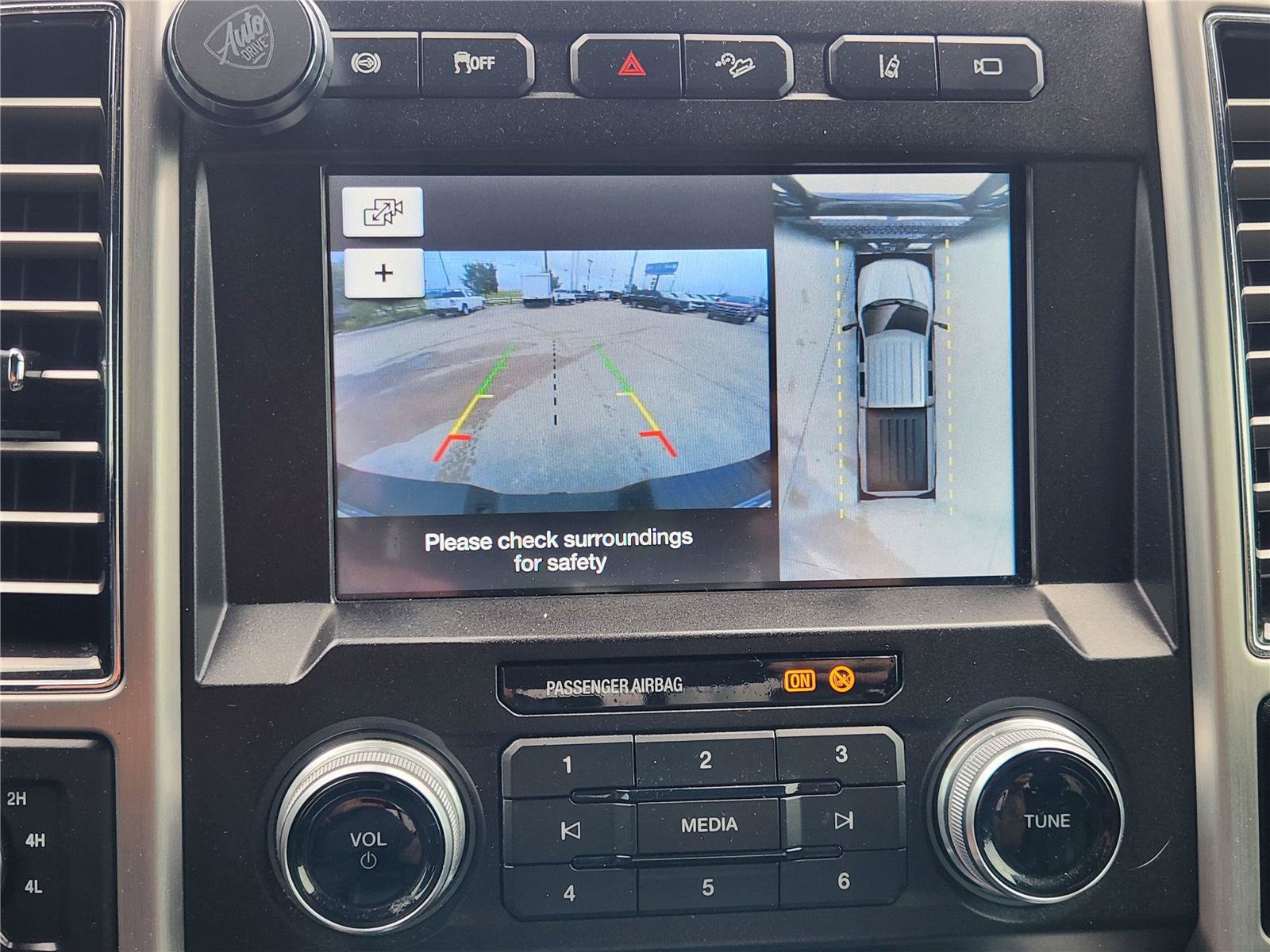 Certified 2019 Ford F250 Platinum w/ Platinum Ultimate Package AWD/4WD image 19
