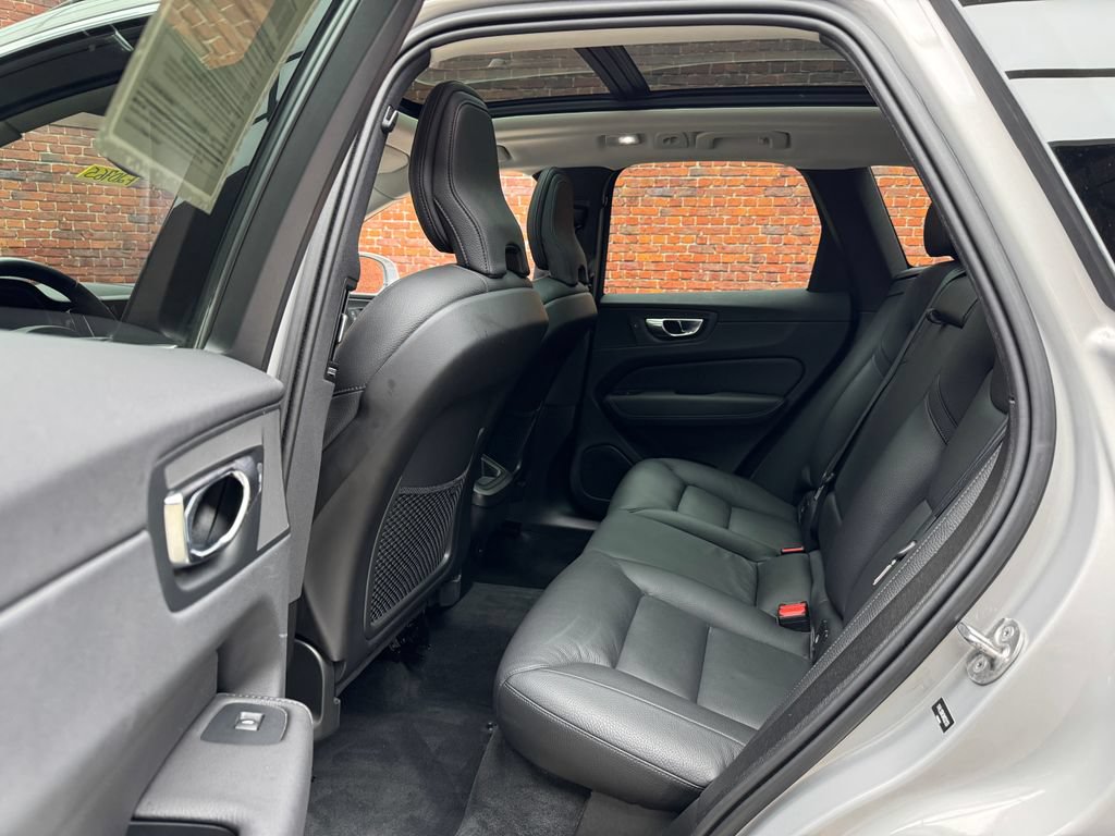Used 2022 Volvo XC60 B5 Momentum AWD/4WD image 24