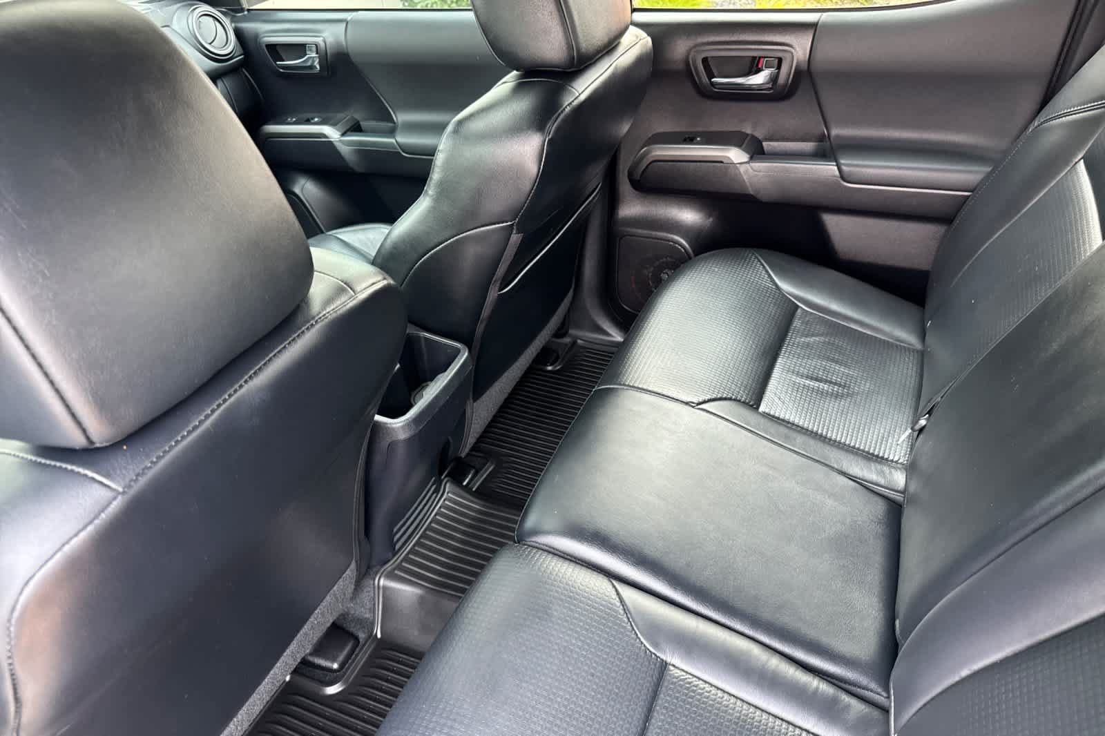 Used 2020 Toyota Tacoma TRD Sport w/ TRD Premium Sport Package AWD/4WD image 4