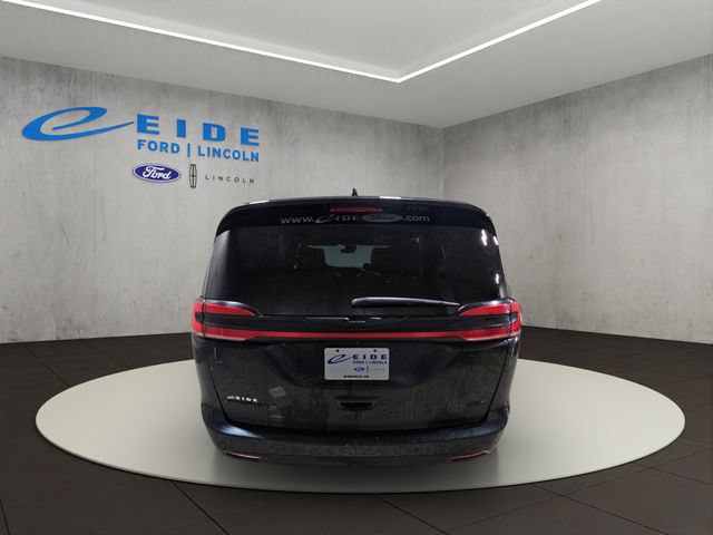 Used 2022 Chrysler Pacifica Touring-L w/ S Appearance Package AWD/4WD image 9