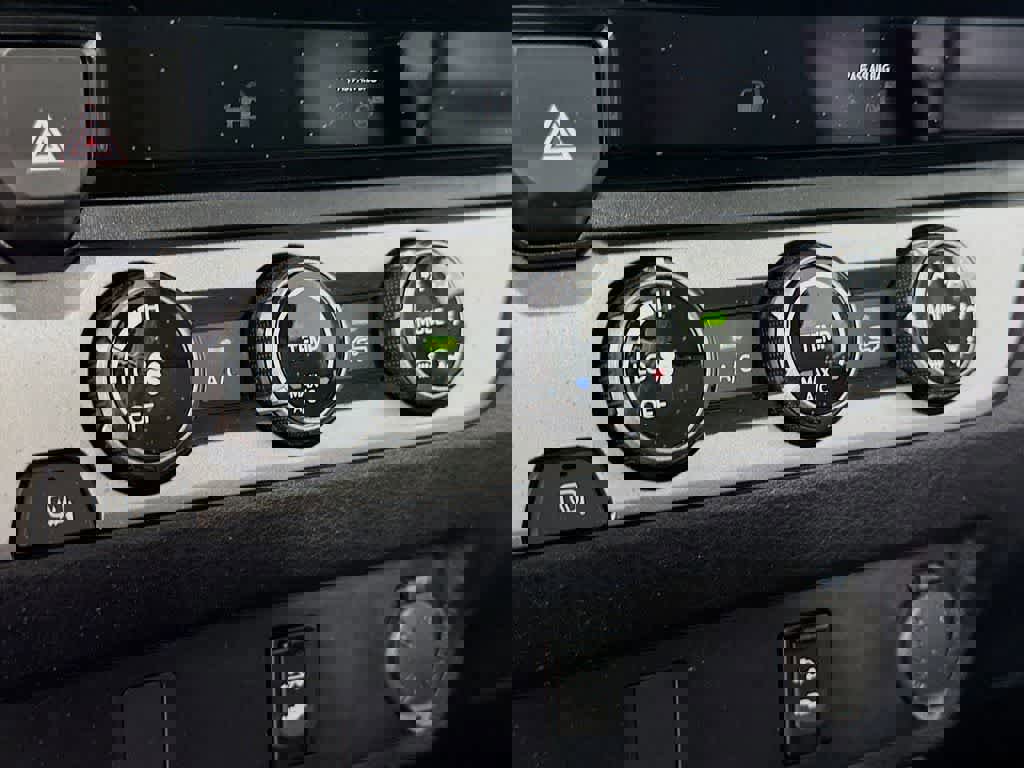 Used 2018 Toyota Tacoma SR w/ SR Convenience Package image 19