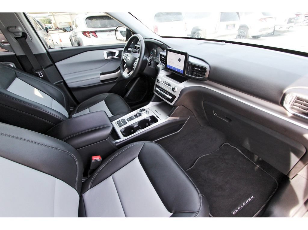 Certified 2024 Ford Explorer XLT w/ Equipment Group 202A RWD image 29