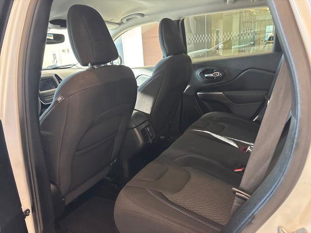 Used 2021 Jeep Cherokee Latitude FWD image 10