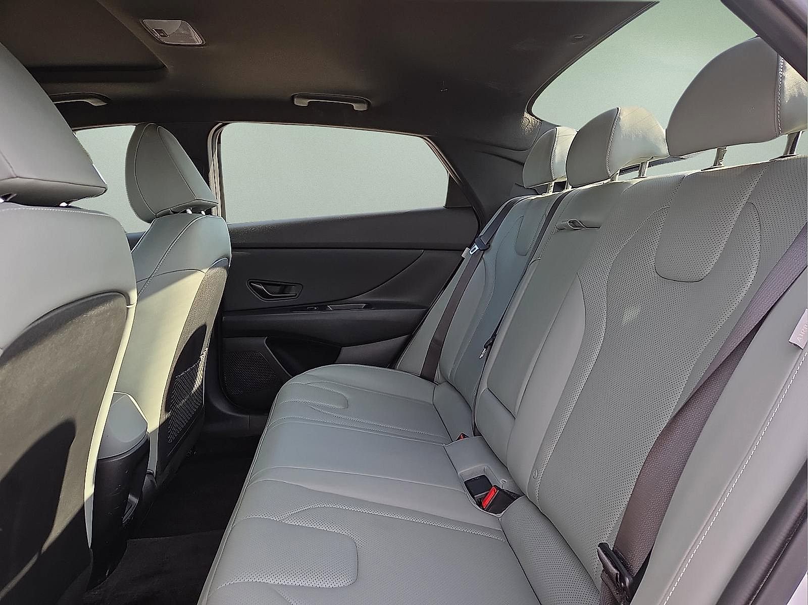 Used 2025 Hyundai Elantra Limited w/ Cargo Package FWD image 9