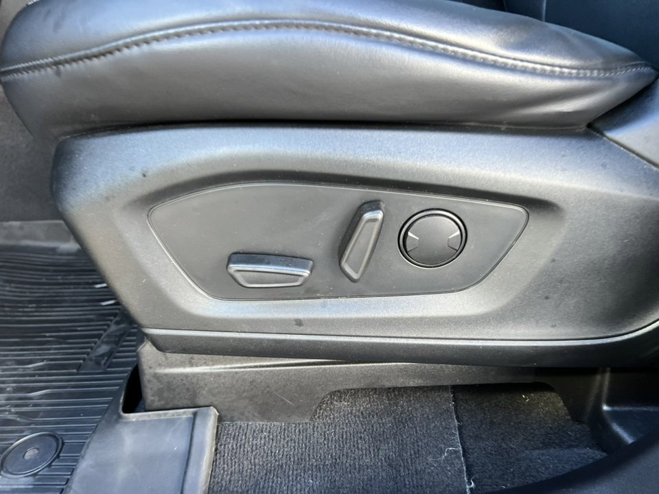 Certified 2022 Ford Explorer XLT w/ Equipment Group 202A image 18