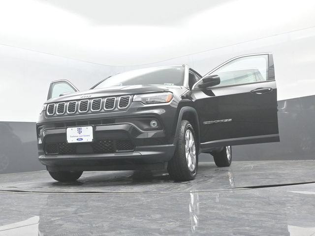 Used 2025 Jeep Compass Latitude AWD/4WD image 30