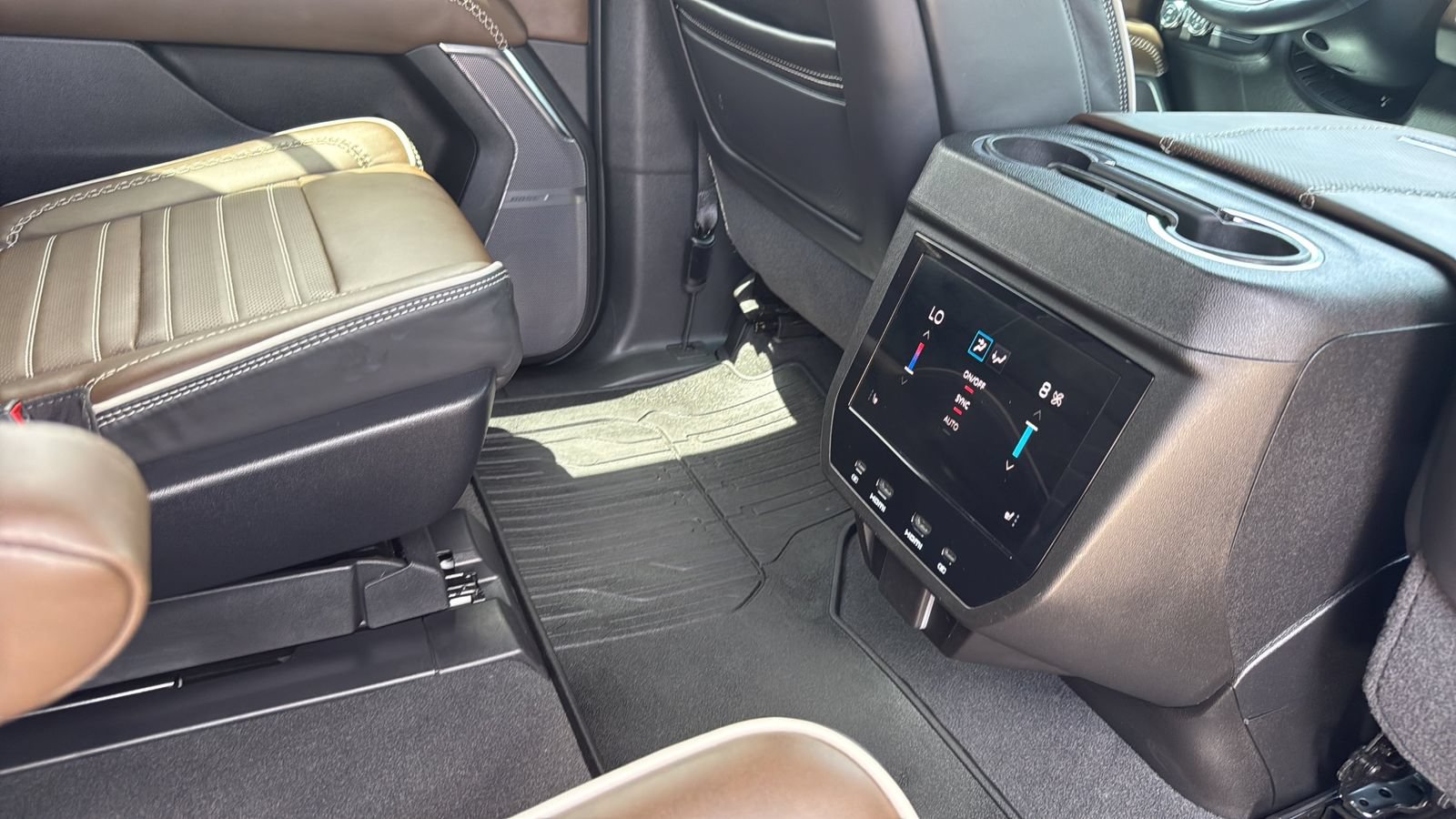 Used 2025 GMC Yukon Denali Ultimate AWD/4WD image 28
