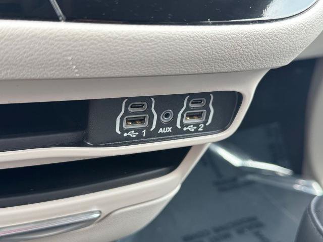 Used 2024 Chrysler Pacifica Touring-L FWD image 22